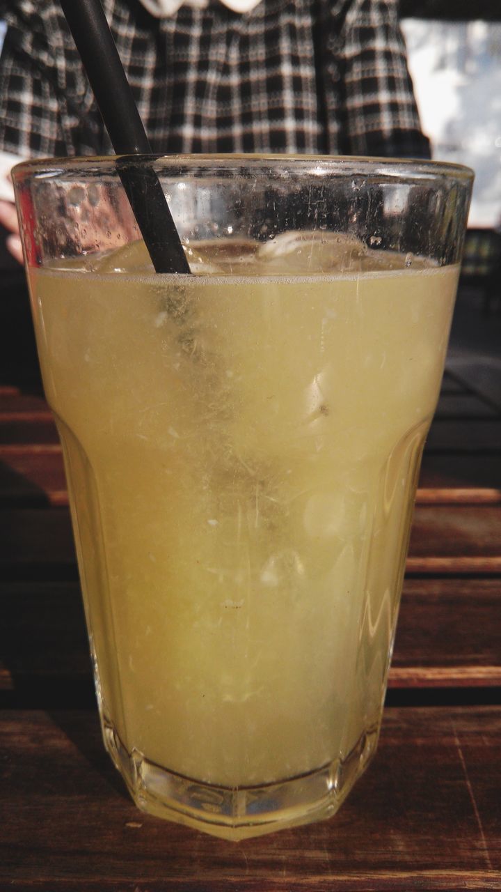 CLOSE-UP OF JUICE IN GLASS ON TABLE