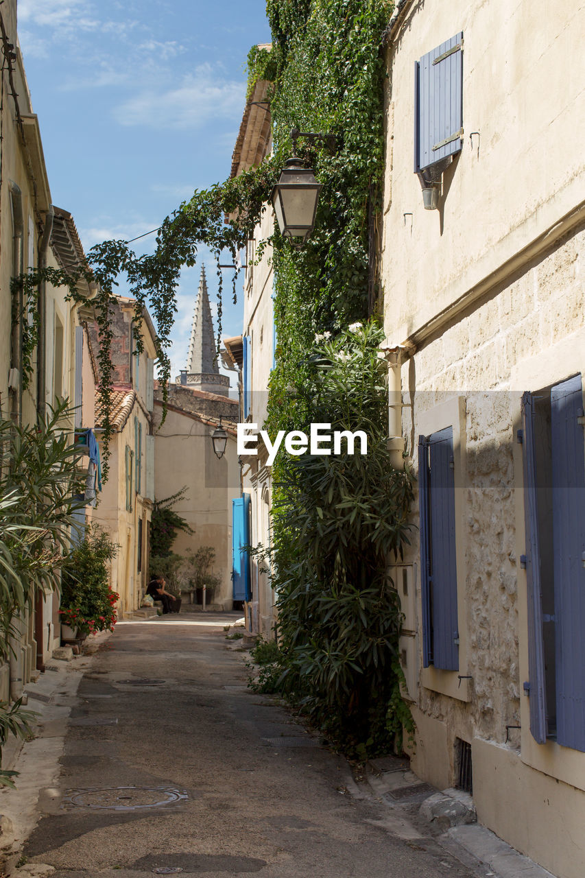 EMPTY NARROW ALLEY ALONG HOUSES