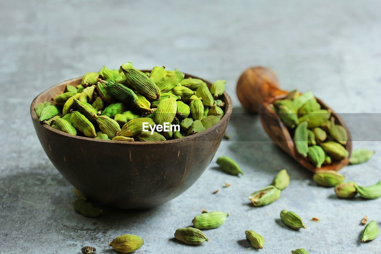 CLOSE-UP OF FRUITS IN BOWL