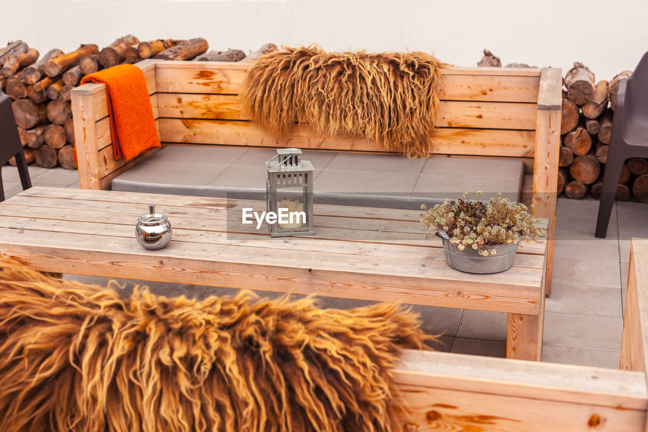 HAY ON TABLE