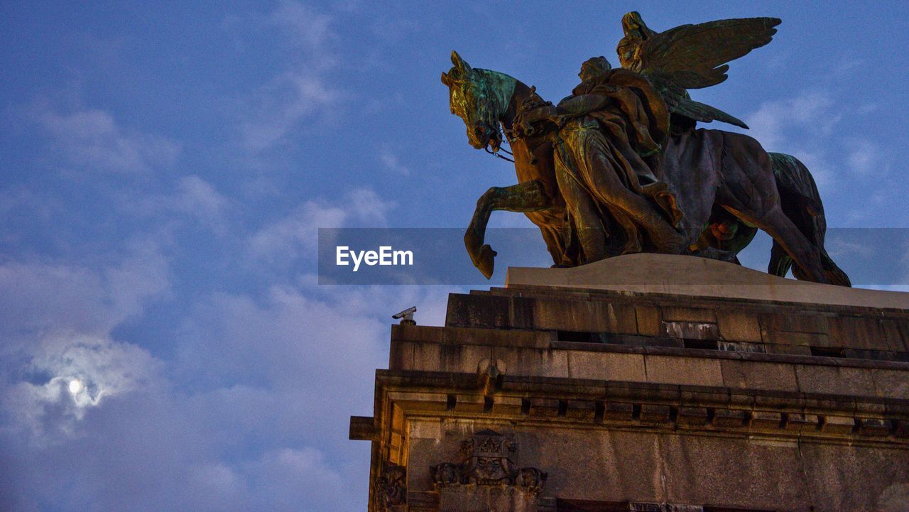 LOW ANGLE VIEW OF ANGEL STATUE