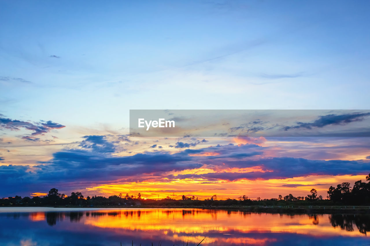 SCENIC VIEW OF LAKE AGAINST SKY DURING SUNSET