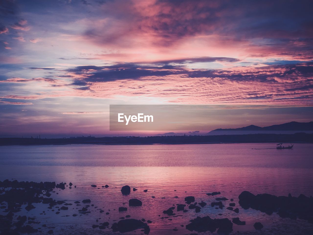 SCENIC VIEW OF ROCKS IN SEA AGAINST SKY