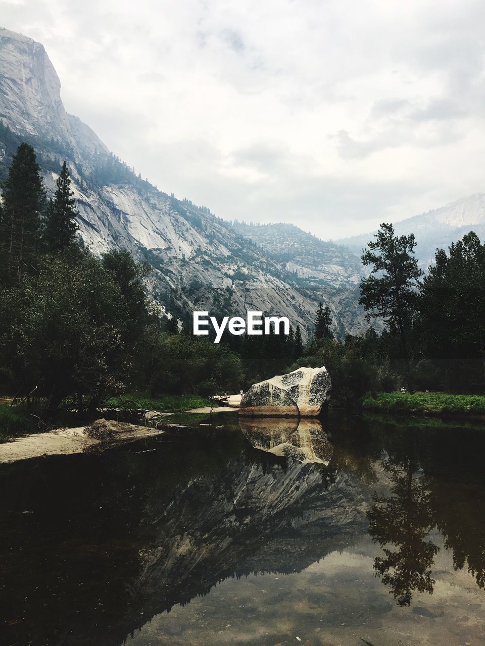 SCENIC VIEW OF LAKE AGAINST MOUNTAINS