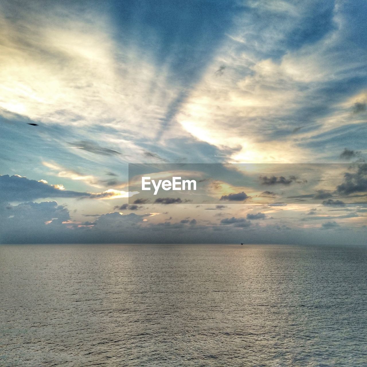 SCENIC VIEW OF SEA AGAINST SUNSET SKY