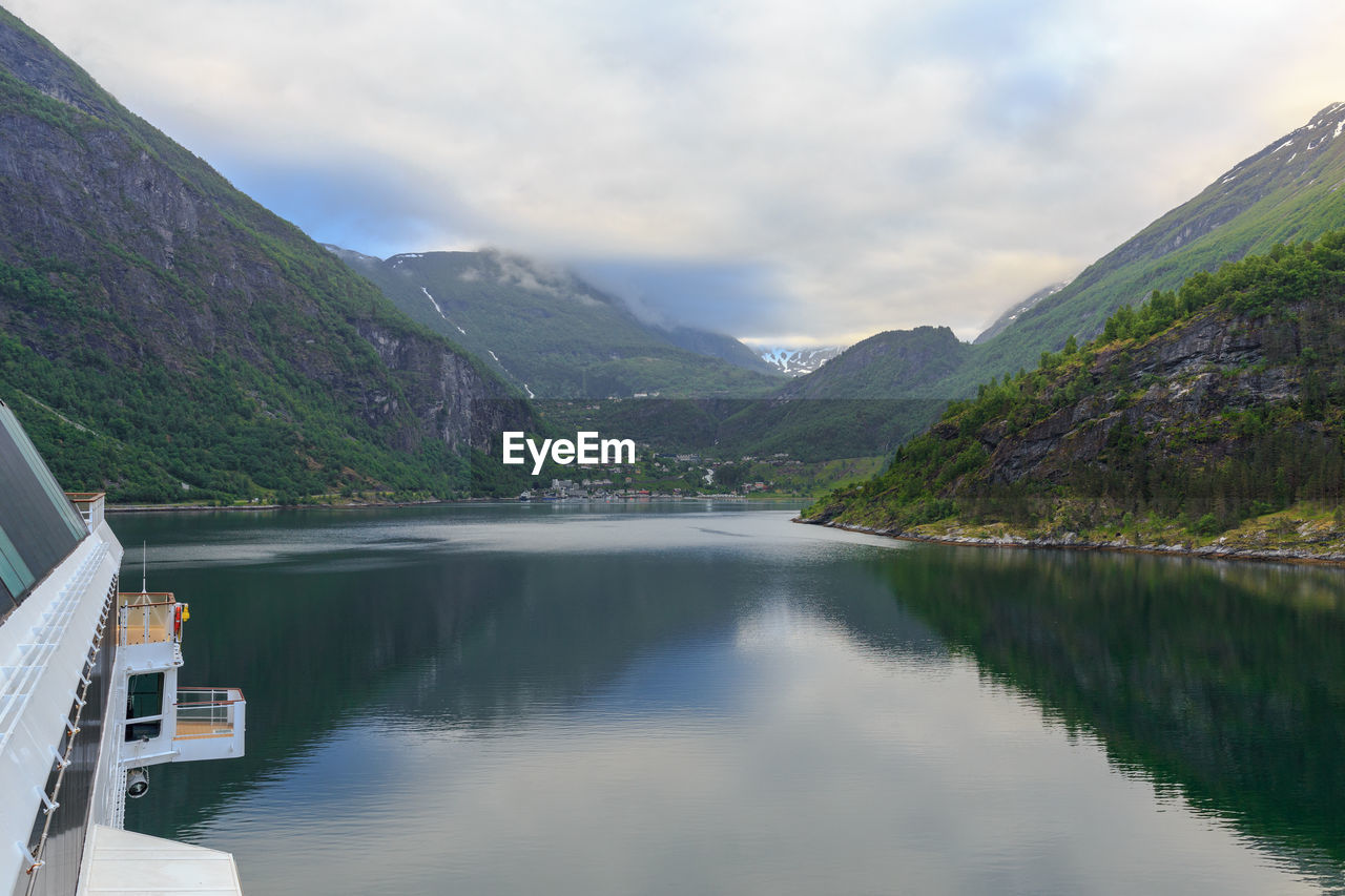 SCENIC VIEW OF LAKE AMIDST MOUNTAINS AGAINST SKY