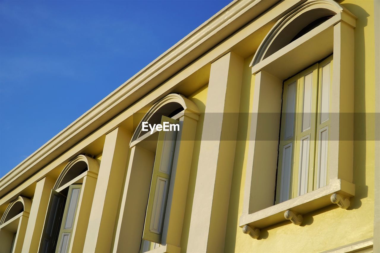 LOW ANGLE VIEW OF BUILDING AGAINST CLEAR SKY