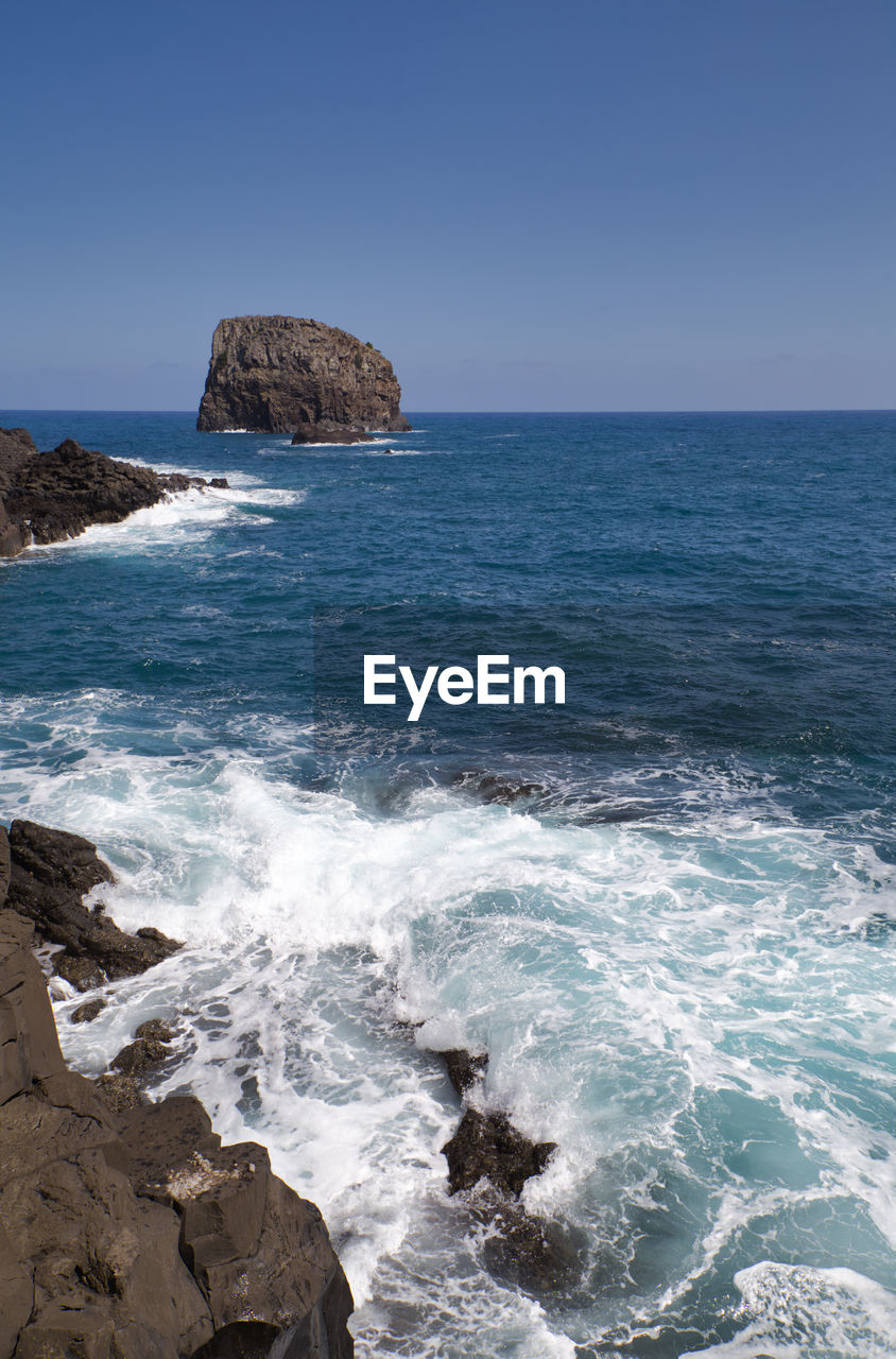 SCENIC VIEW OF SEA AGAINST CLEAR SKY