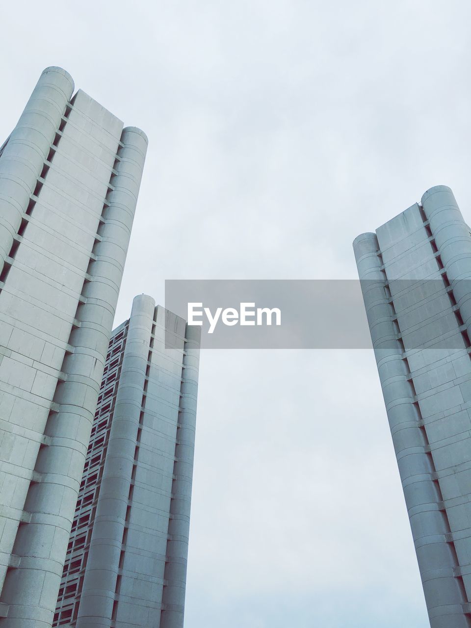 LOW ANGLE VIEW OF MODERN BUILDINGS AGAINST SKY
