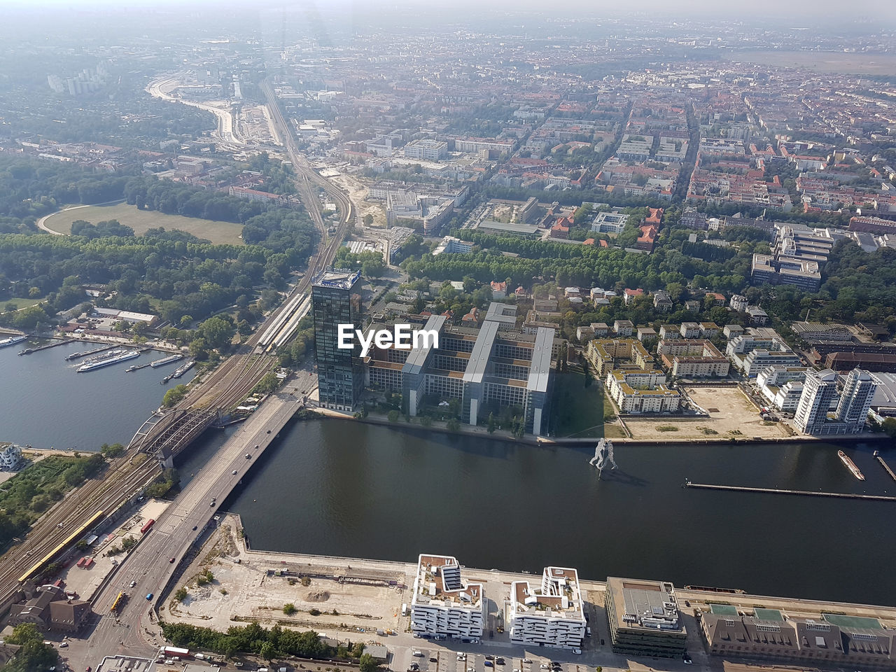 HIGH ANGLE VIEW OF RIVER AMIDST CITY BUILDINGS