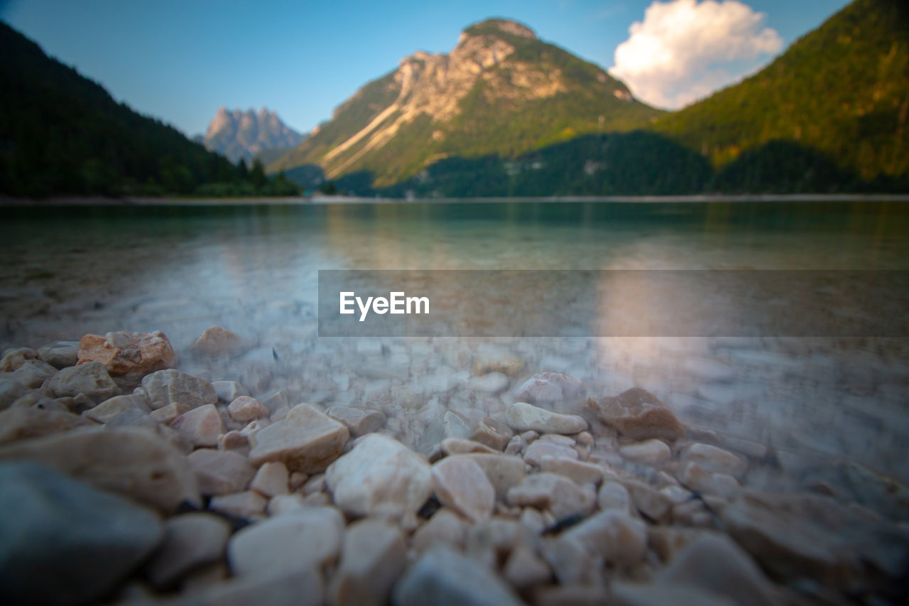 SCENIC VIEW OF LAKE AGAINST MOUNTAINS