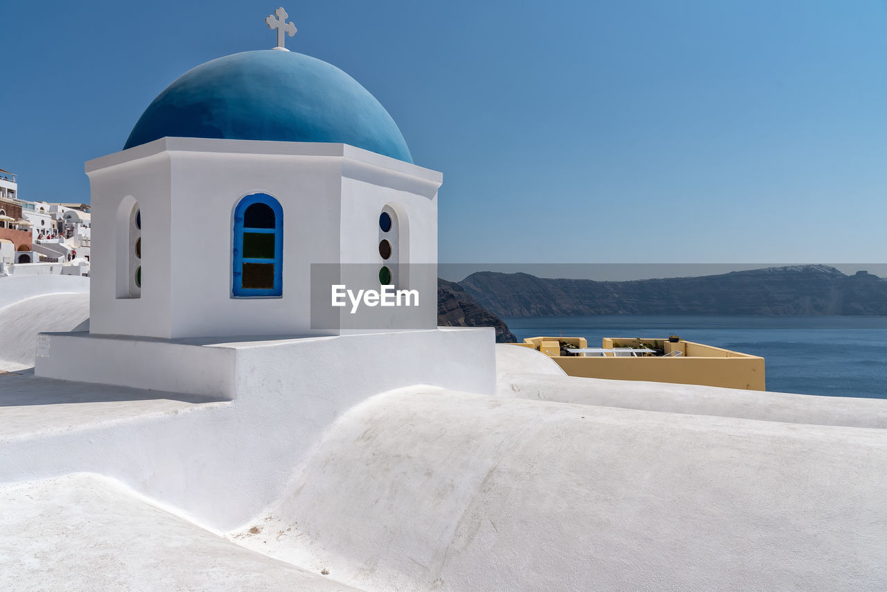 VIEW OF WHITE BUILDING BY SEA