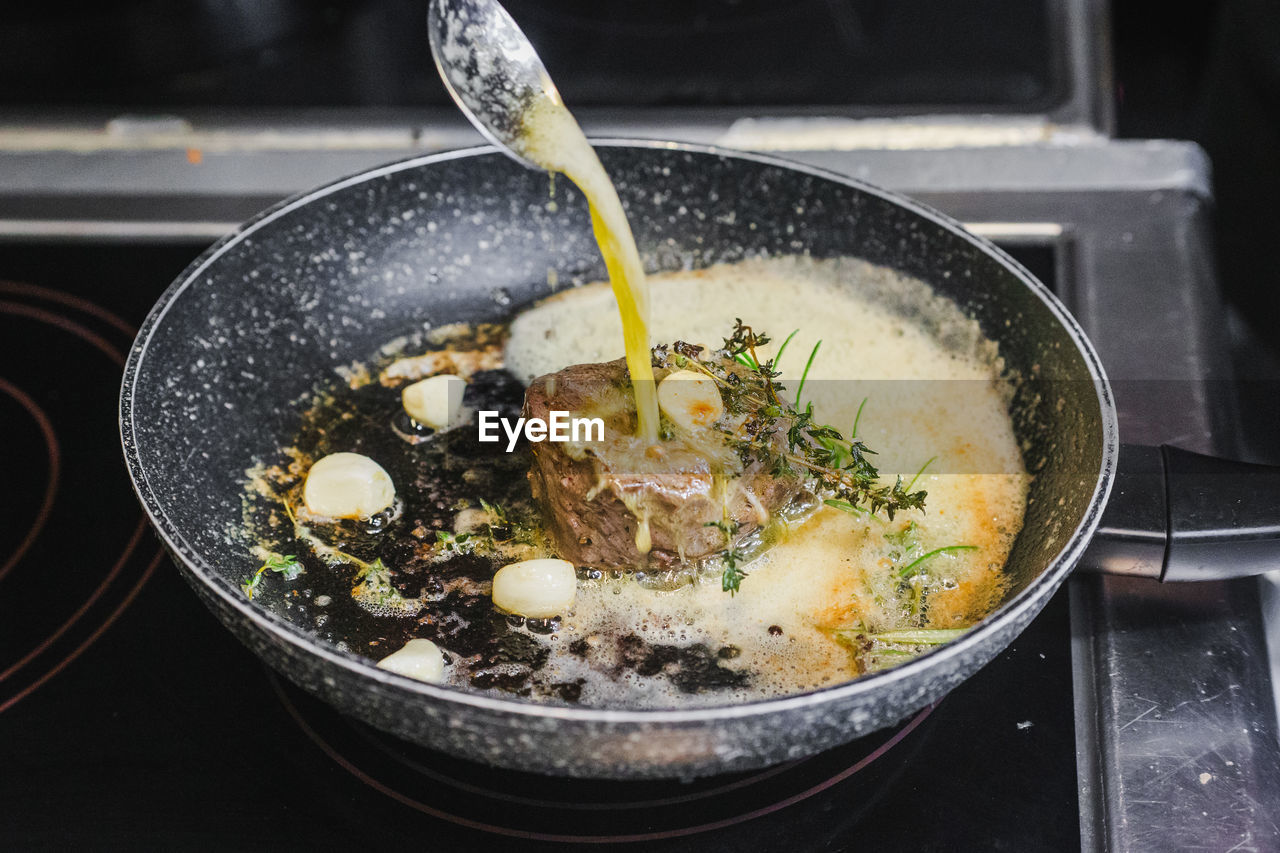 HIGH ANGLE VIEW OF FOOD IN KITCHEN