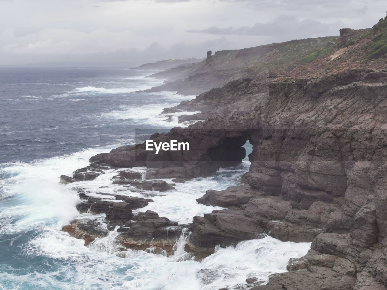 SCENIC VIEW OF ROCKY BEACH