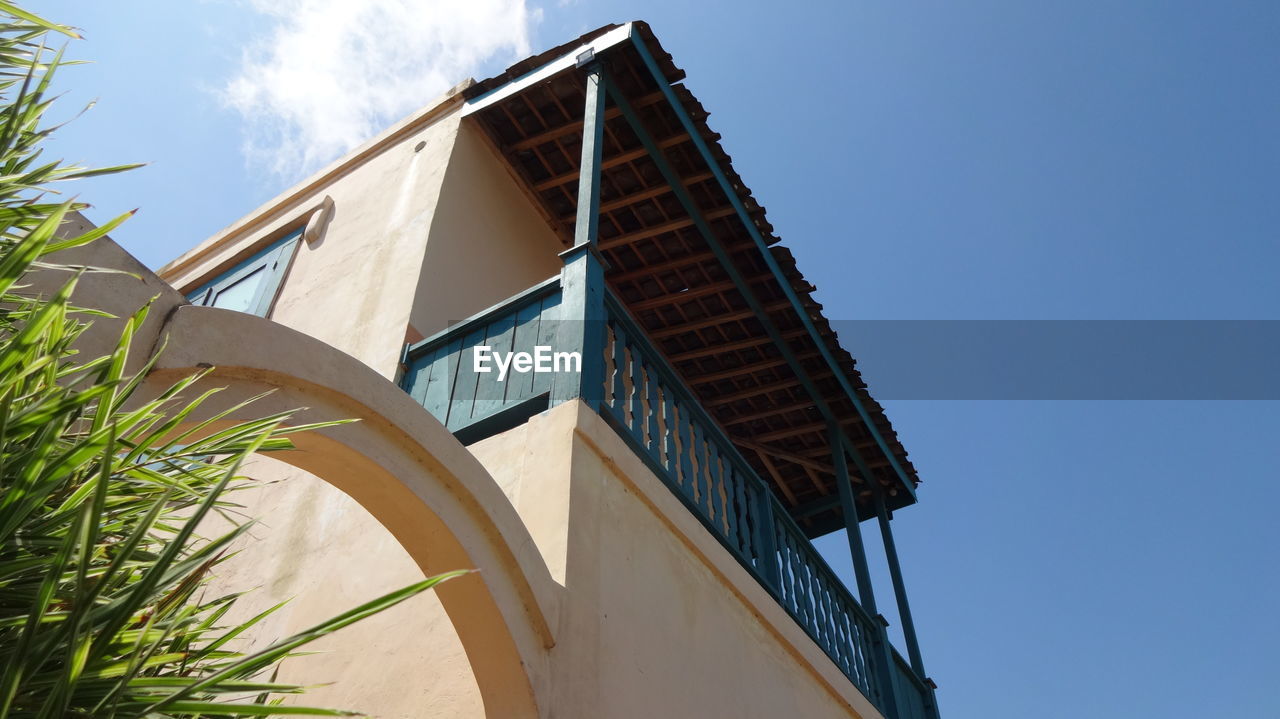 LOW ANGLE VIEW OF BUILDINGS AGAINST BLUE SKY