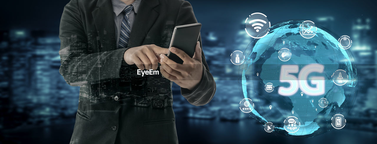 MIDSECTION OF MAN HOLDING SMART PHONE