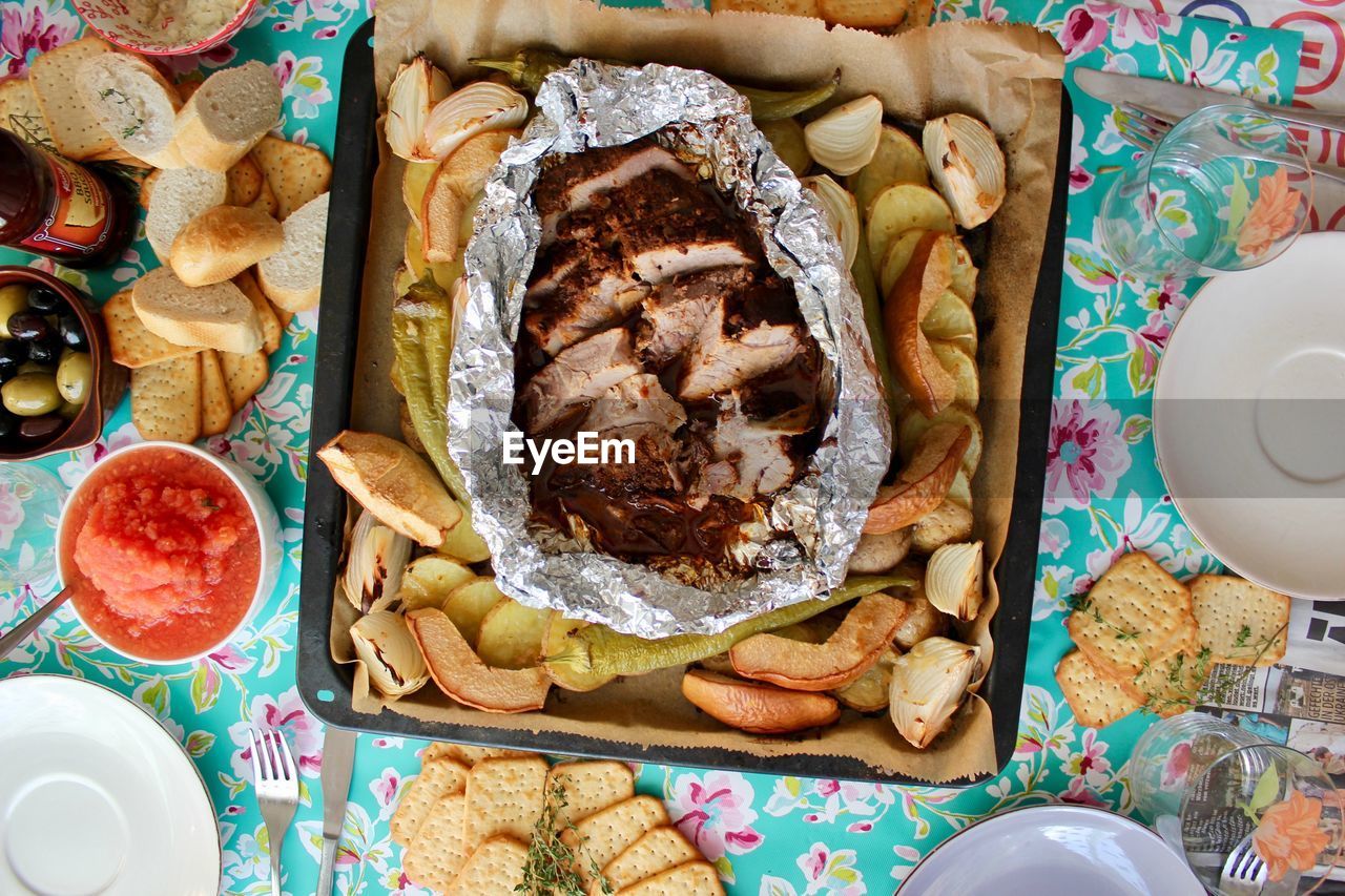 DIRECTLY ABOVE SHOT OF BREAD ON PLATE