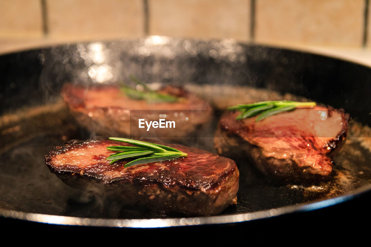 CLOSE-UP OF MEAT ON PLATE