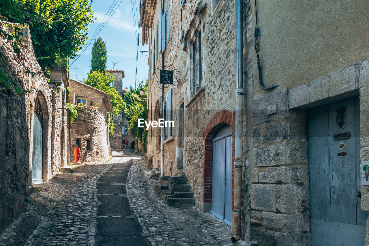 NARROW STREET BETWEEN BUILDINGS