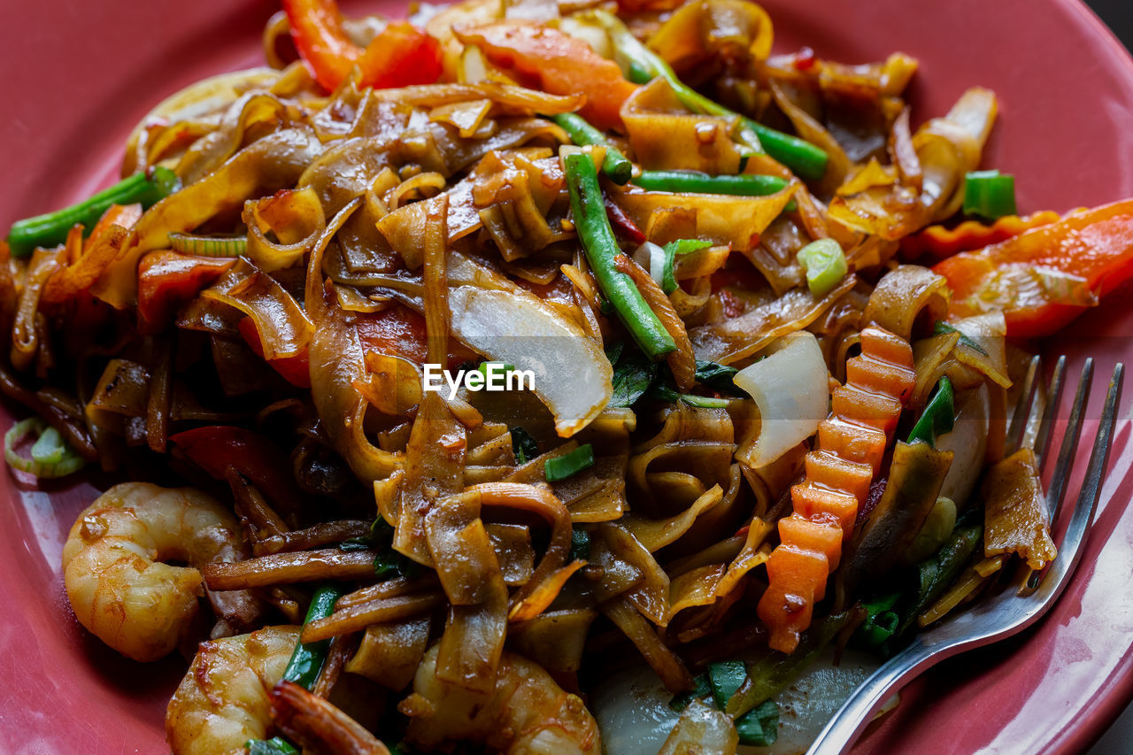 food, food and drink, healthy eating, chow mein, freshness, wellbeing, dish, vegetable, plate, chinese food, produce, meal, close-up, asian food, thai food, cuisine, no people, indoors, meat, stir-fried, serving size, italian food, seafood, pasta, high angle view, still life, dinner, savory food, fried