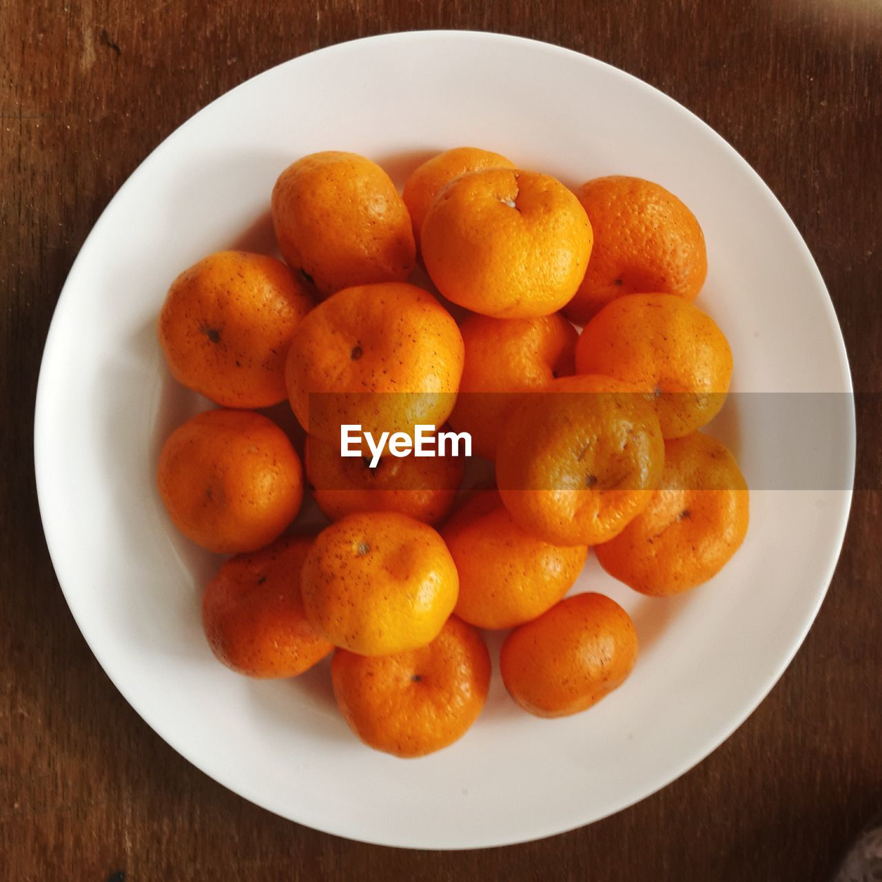 Close-up of oranges in plate on table