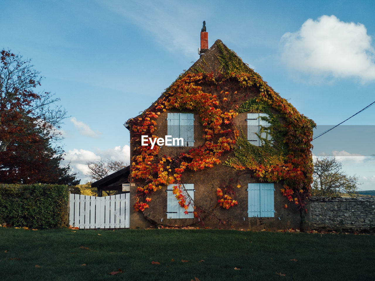 LOW ANGLE VIEW OF HOUSE AGAINST SKY