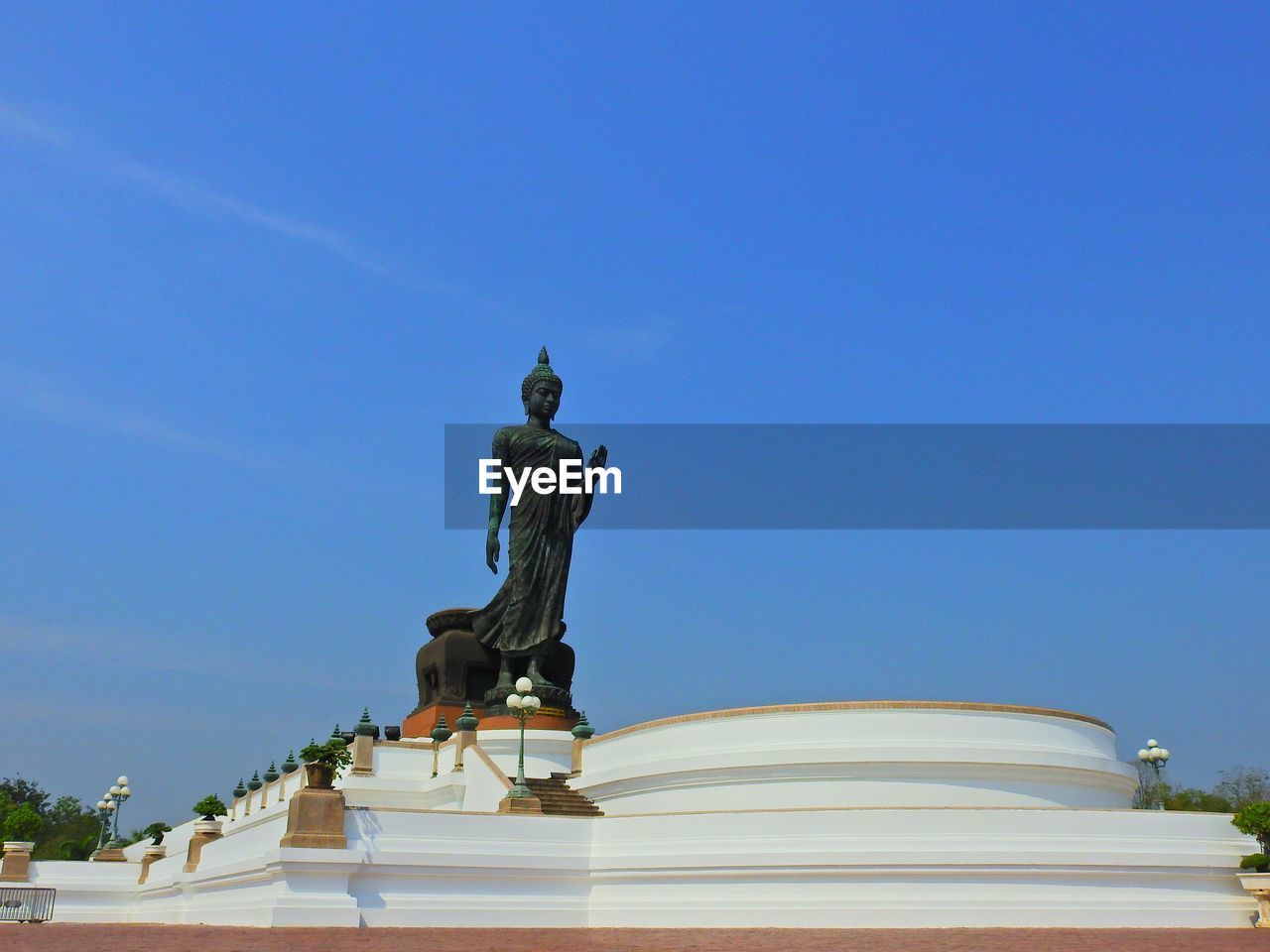 LOW ANGLE VIEW OF STATUES AGAINST CLEAR BLUE SKY