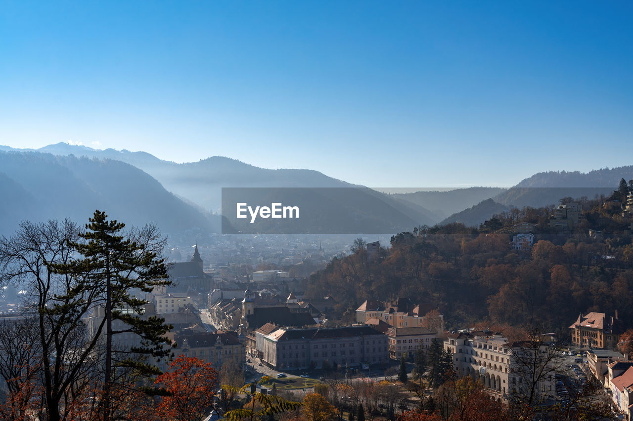 SCENIC VIEW OF TOWNSCAPE AGAINST MOUNTAINS