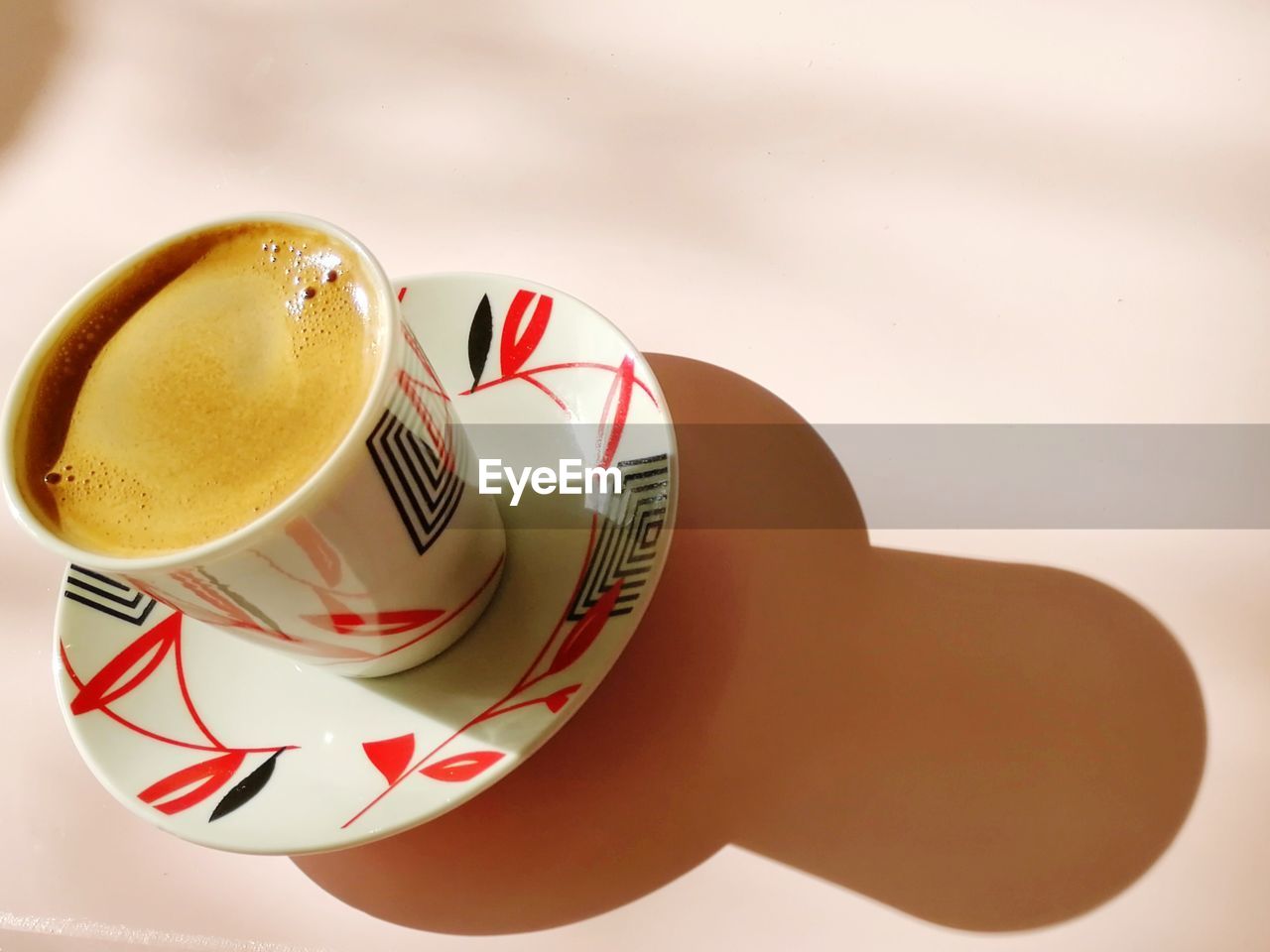 HIGH ANGLE VIEW OF COFFEE CUP AND TABLE