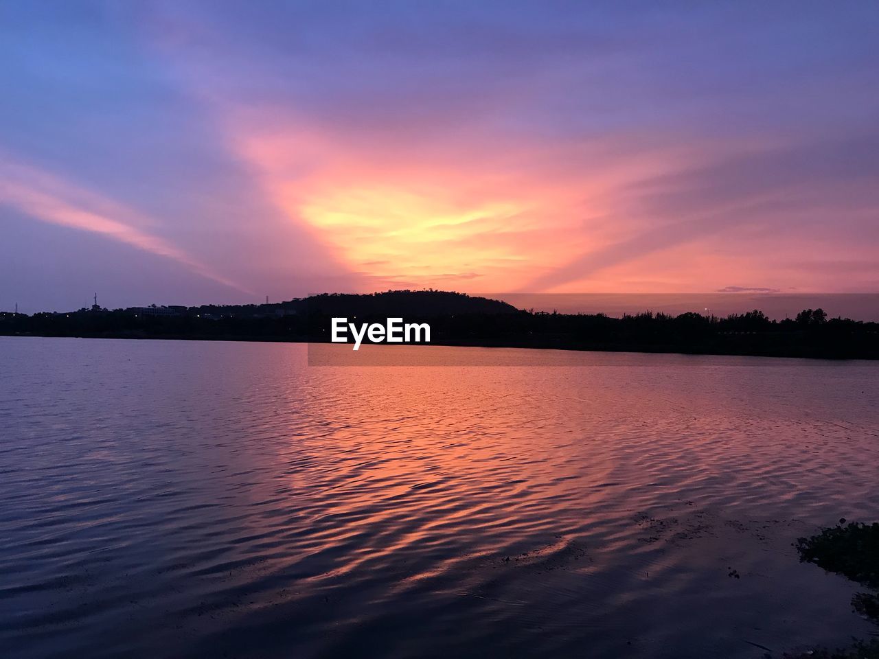 SCENIC VIEW OF LAKE AGAINST SKY DURING SUNSET
