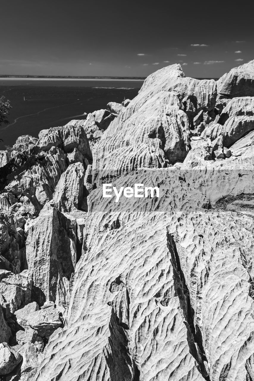 ROCKS ON SHORE AGAINST SEA