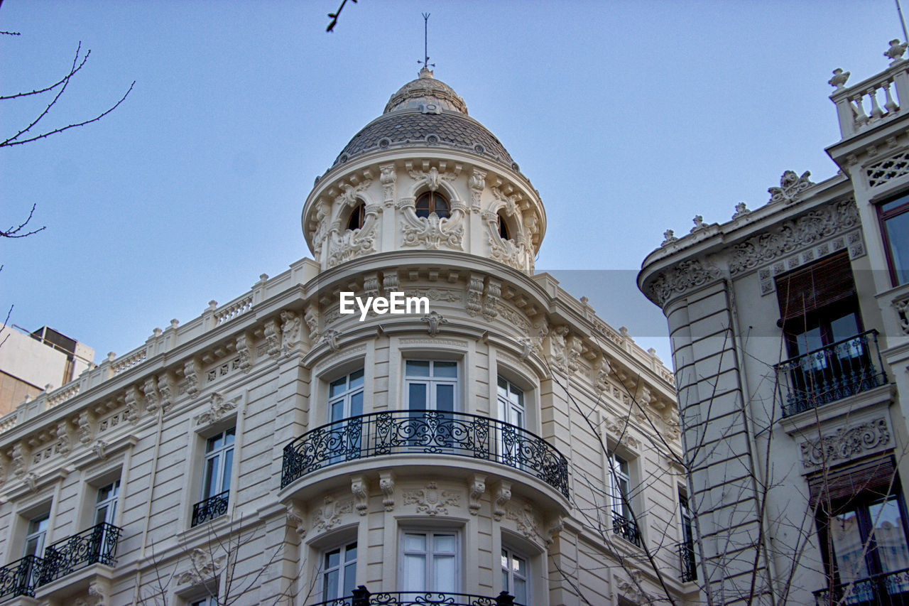 LOW ANGLE VIEW OF HISTORIC BUILDING AGAINST SKY