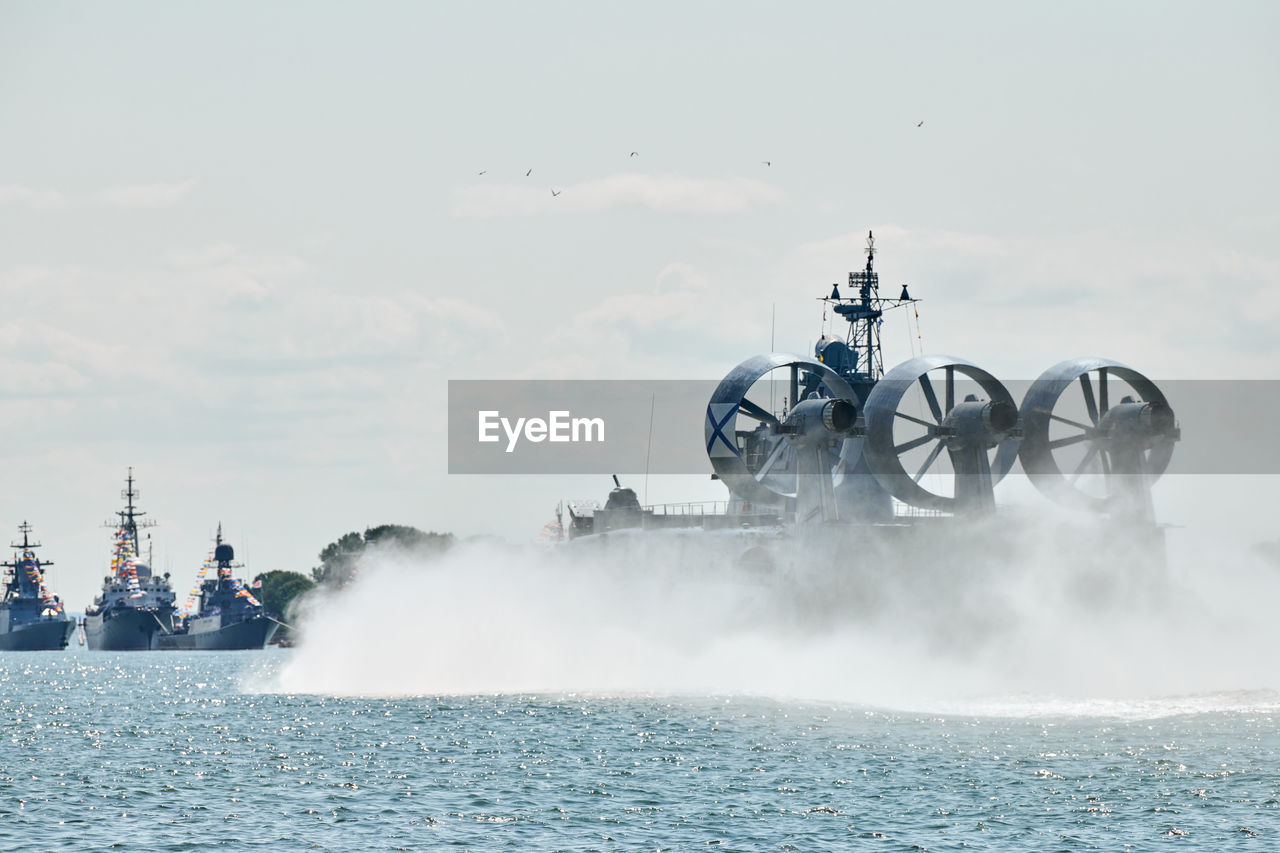 Landing craft air cushion lcac hovercraft landing craft sailing splashing sea water at high speed