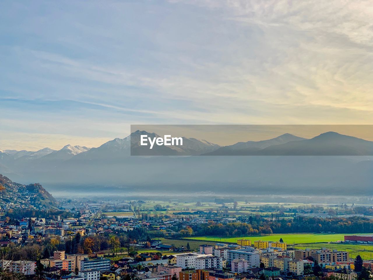 HIGH ANGLE SHOT OF TOWNSCAPE AGAINST MOUNTAIN RANGE