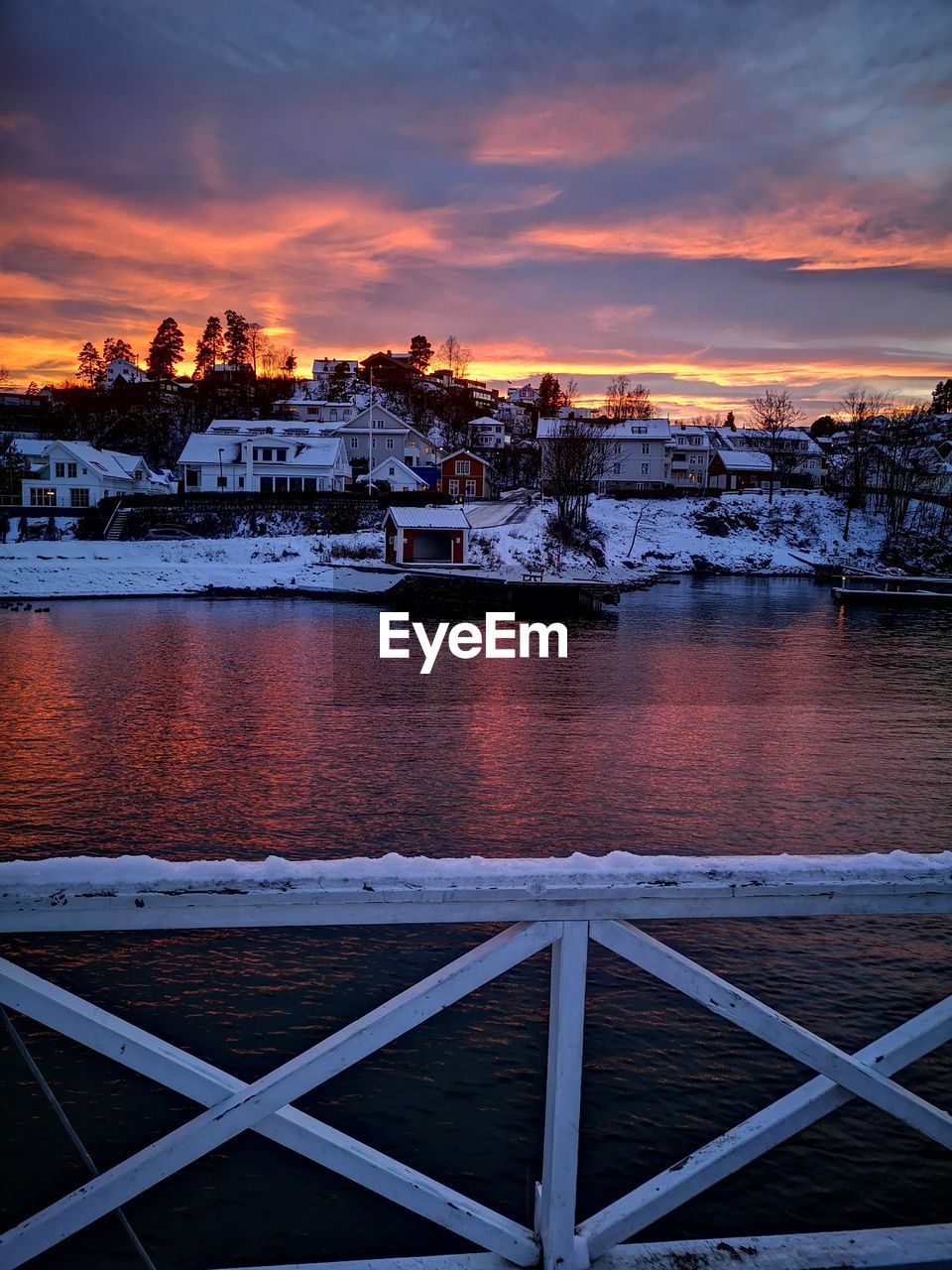 SCENIC VIEW OF SEA AGAINST ORANGE SKY