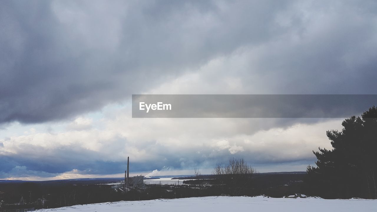 PANORAMIC SHOT OF SNOW COVERED LANDSCAPE AGAINST SKY