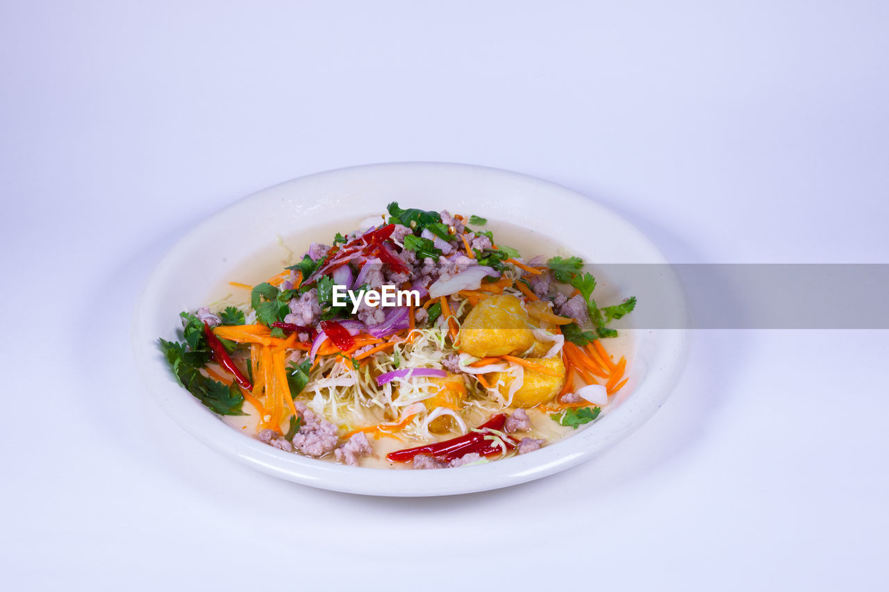 HIGH ANGLE VIEW OF FOOD SERVED IN BOWL