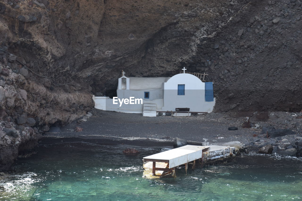 BUILDINGS BY SEA AGAINST MOUNTAIN