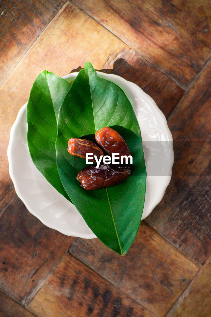 HIGH ANGLE VIEW OF VEGETABLES ON PLATE