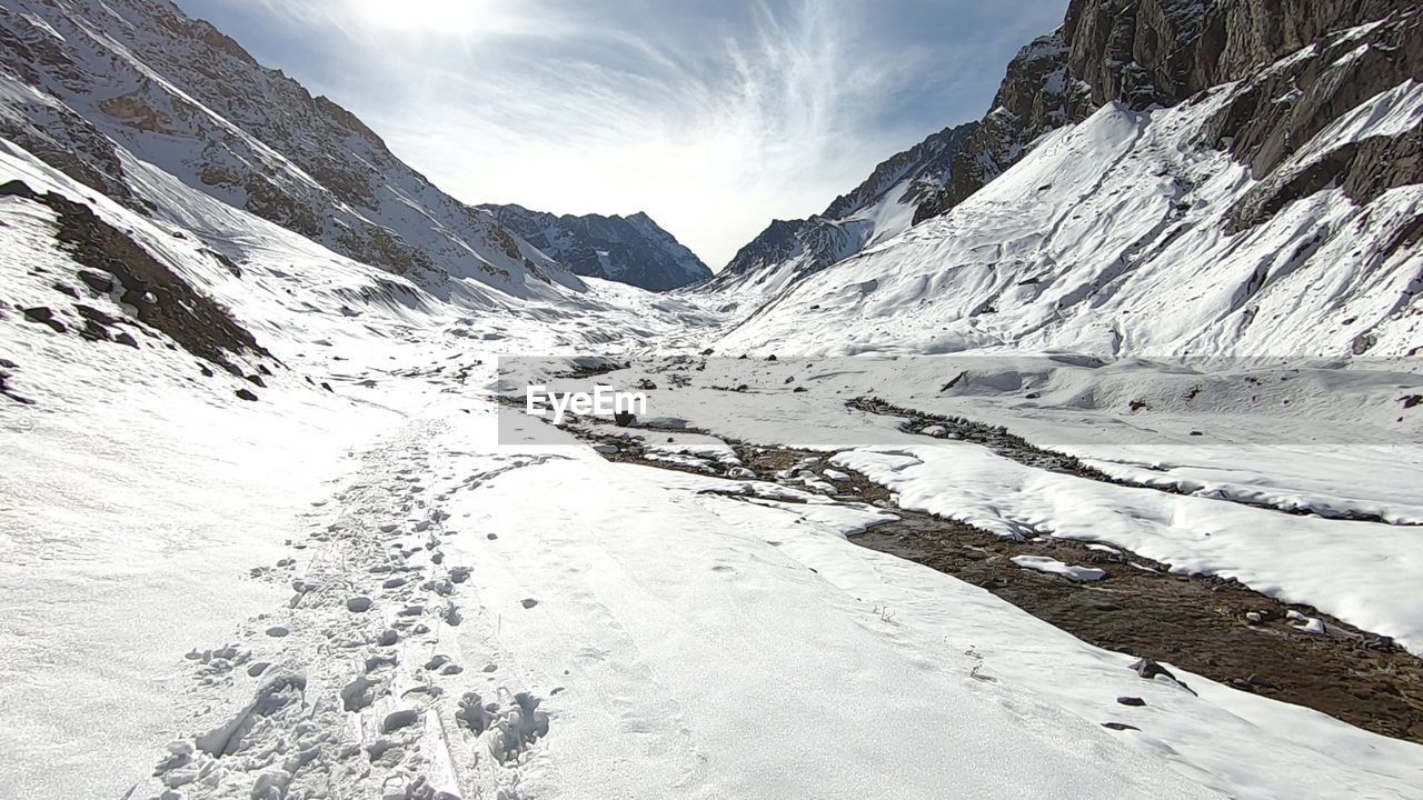 SCENIC VIEW OF SNOW COVERED MOUNTAINS AGAINST SKY