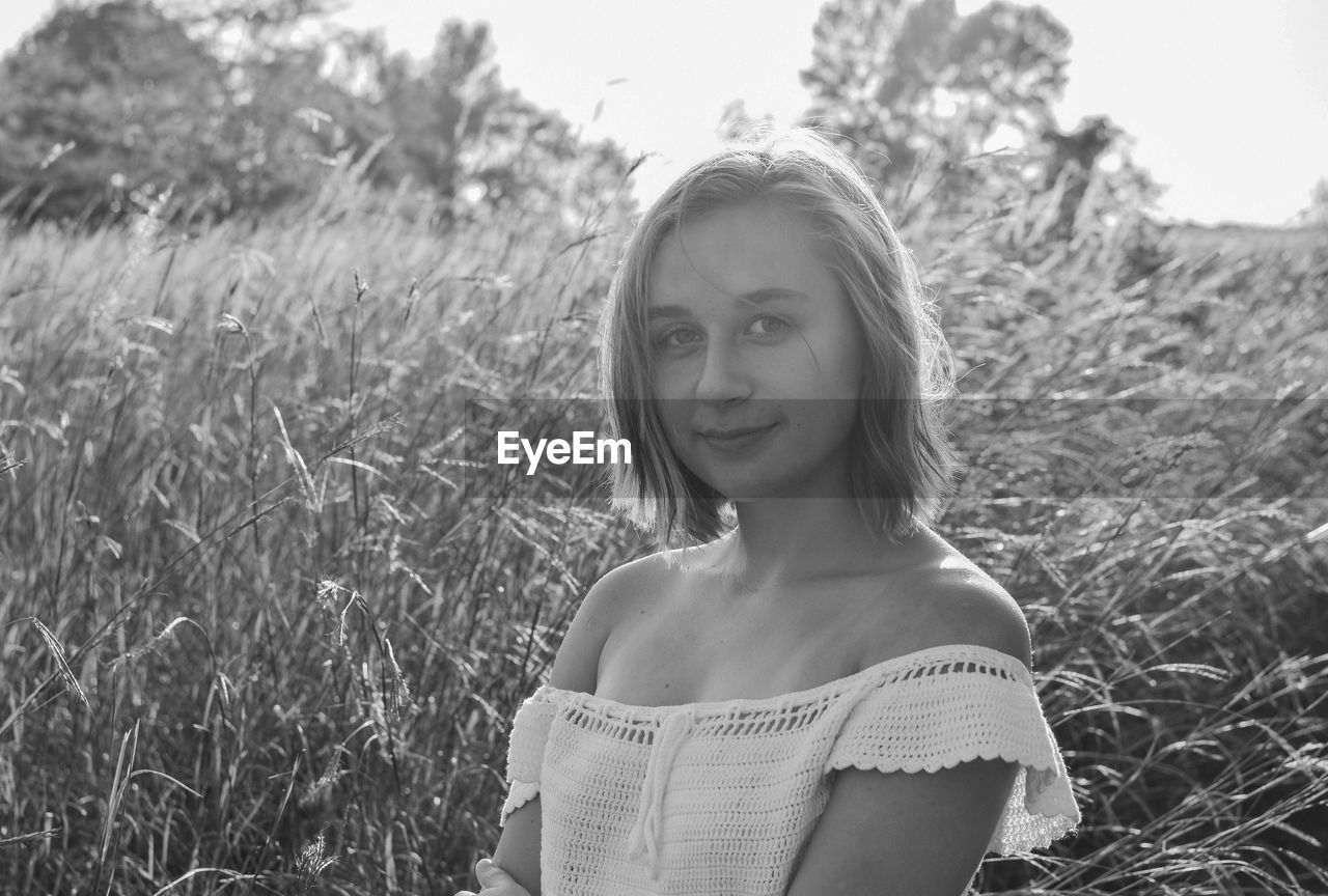 PORTRAIT OF YOUNG WOMAN SMILING