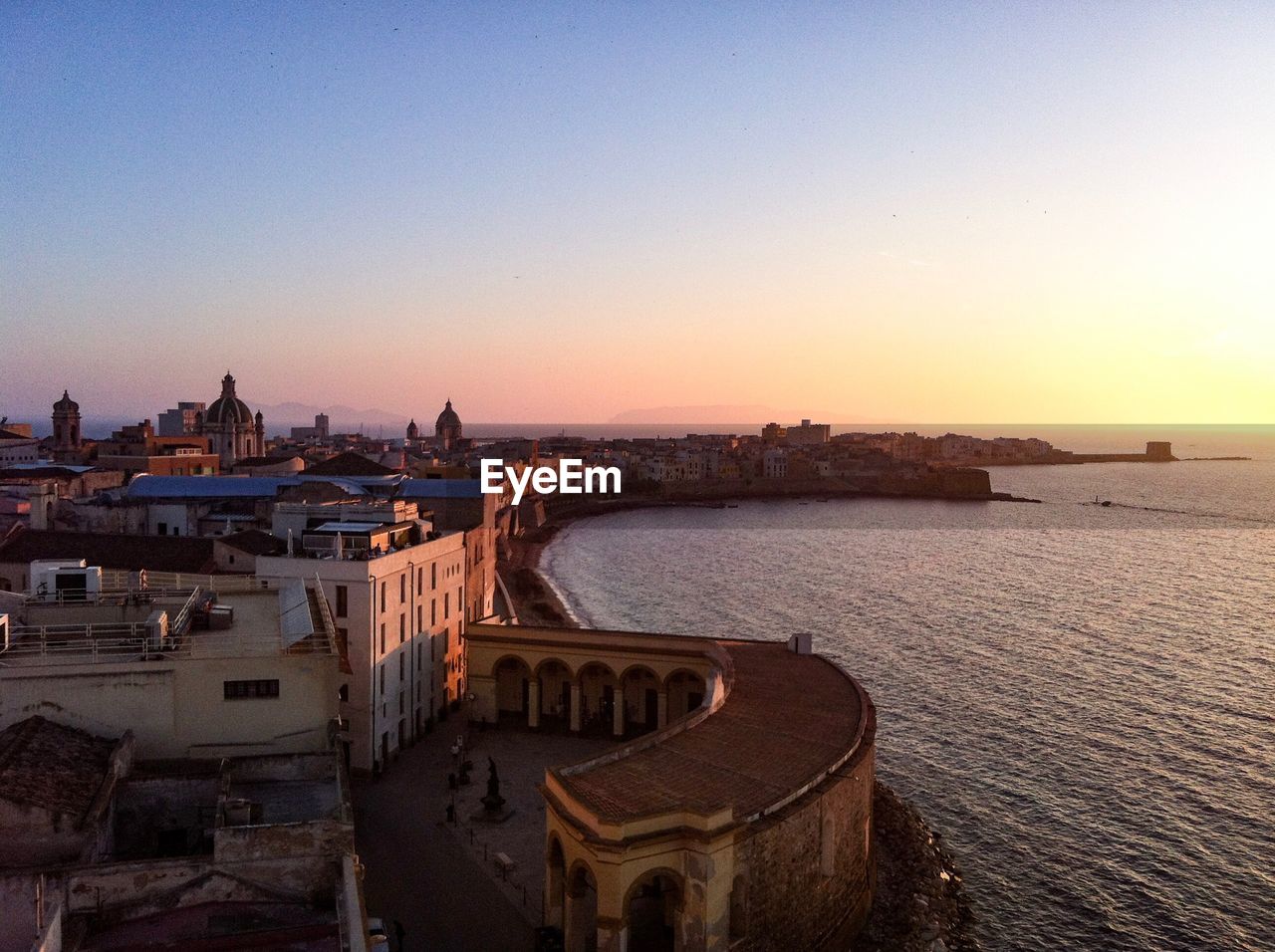 VIEW OF CITY AT WATERFRONT