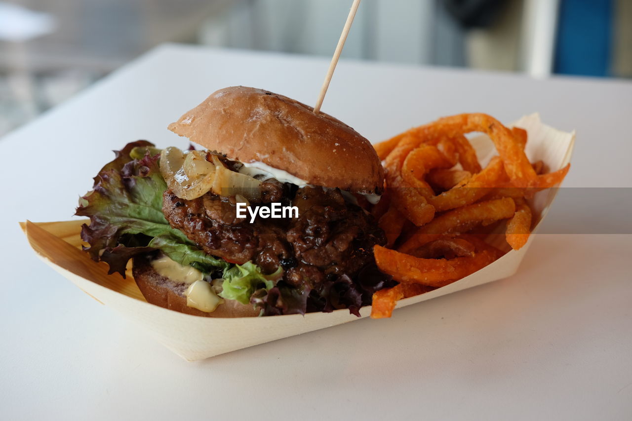 CLOSE-UP OF BURGER IN CONTAINER