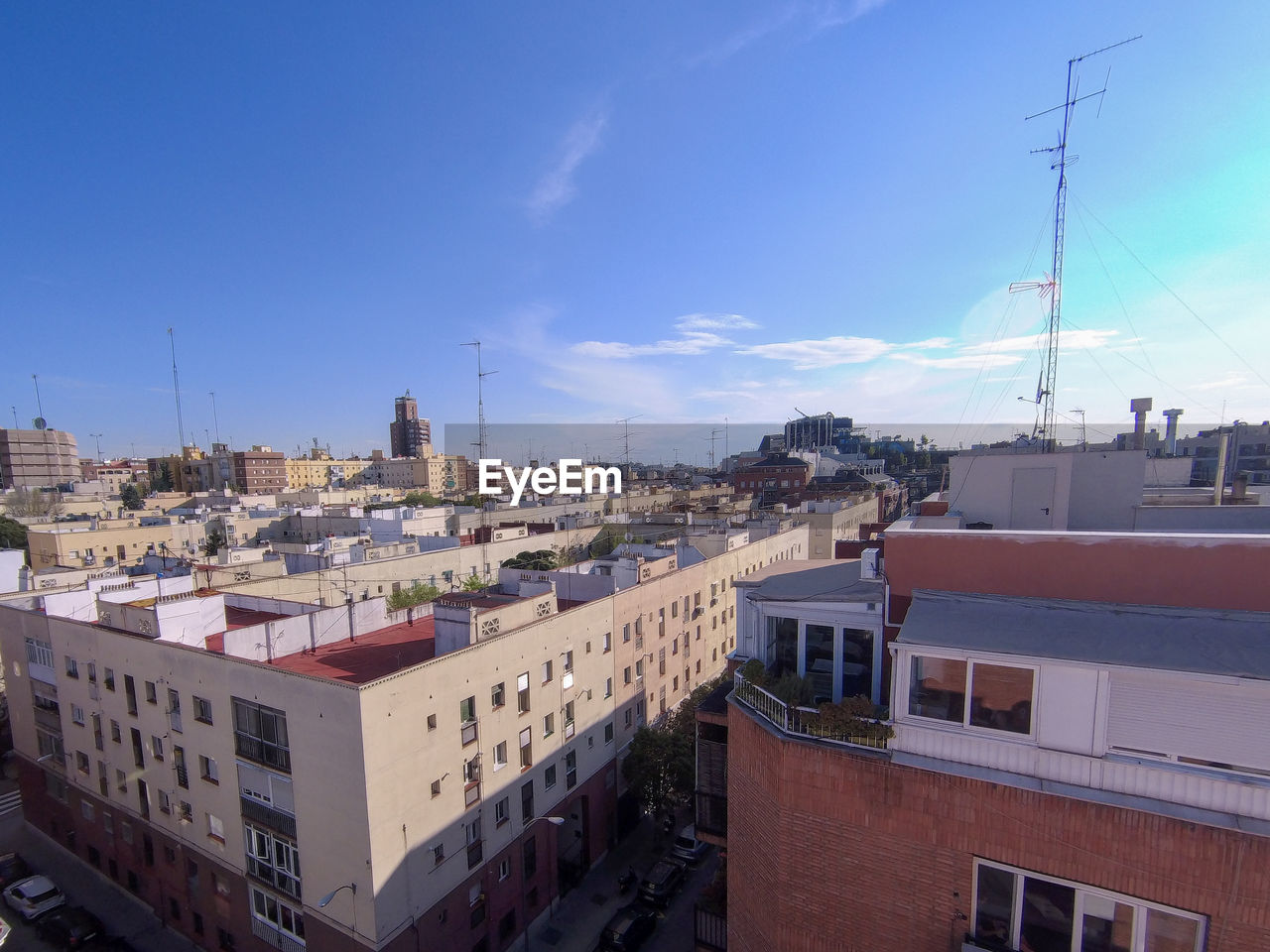 HIGH ANGLE VIEW OF TOWNSCAPE AGAINST SKY