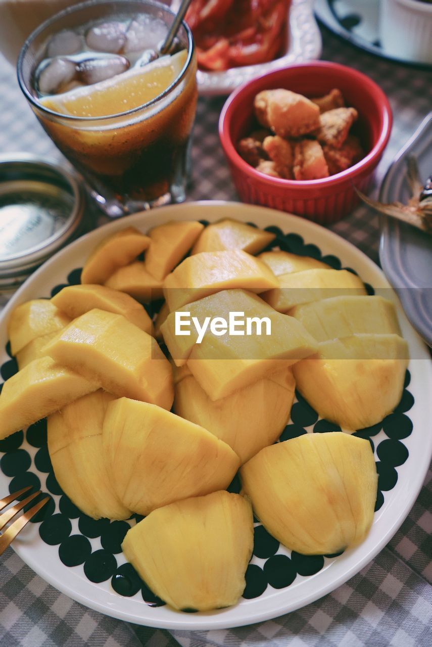 HIGH ANGLE VIEW OF FRUIT SALAD IN BOWL ON TABLE