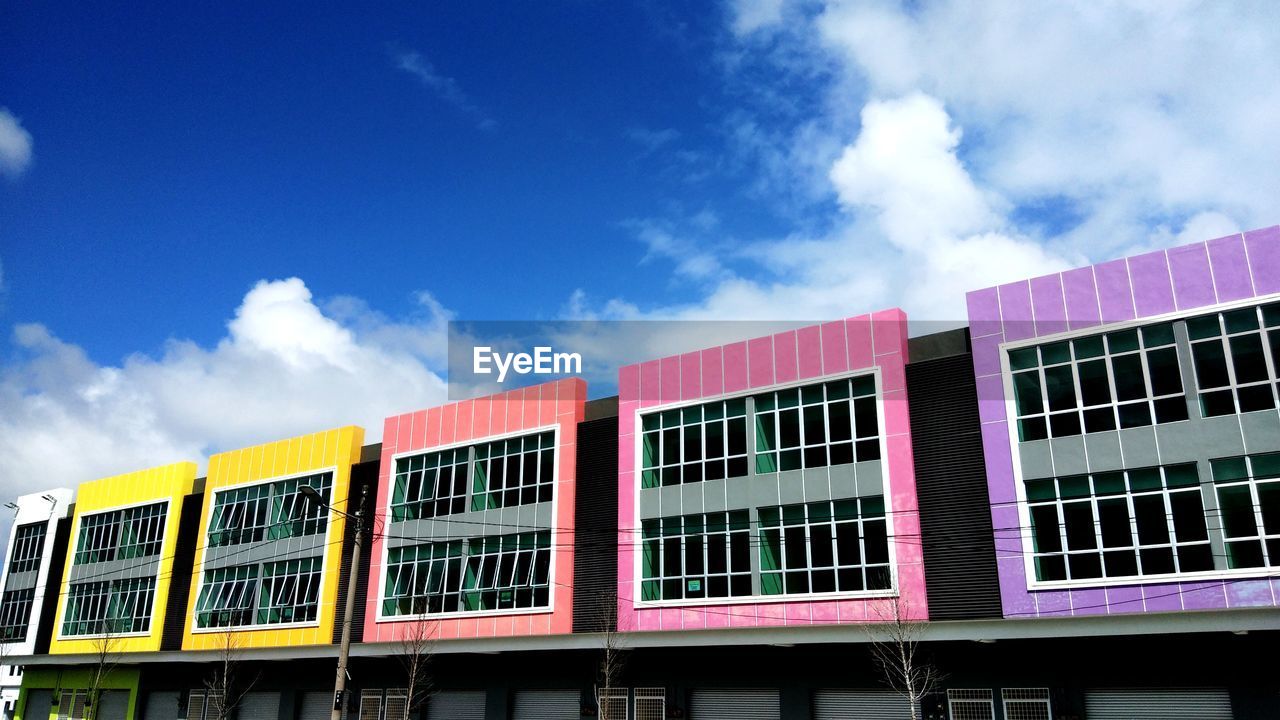 LOW ANGLE VIEW OF BUILDING AGAINST SKY IN CITY