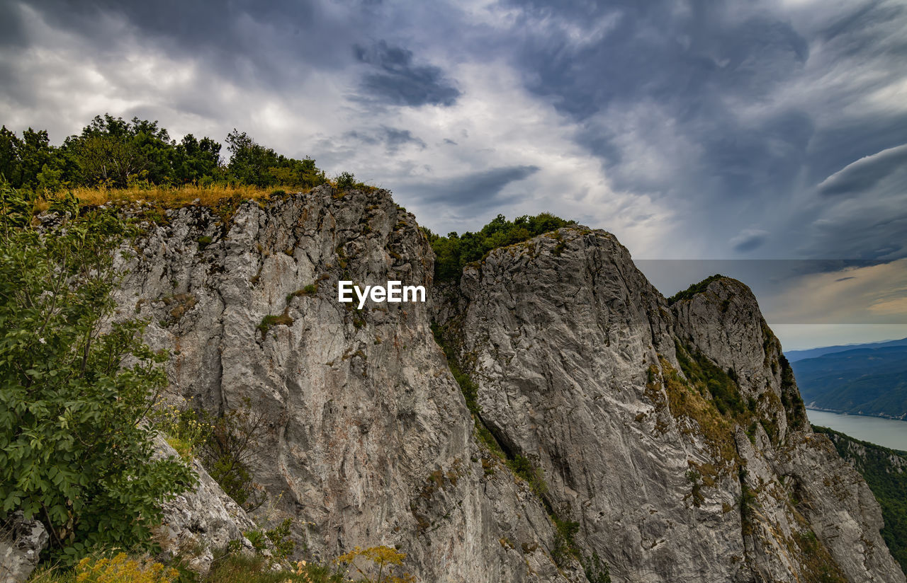 SCENIC VIEW OF ROCK FORMATION AGAINST SKY