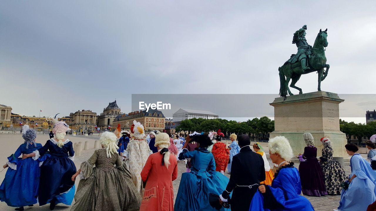 STATUE OF PEOPLE IN CITY