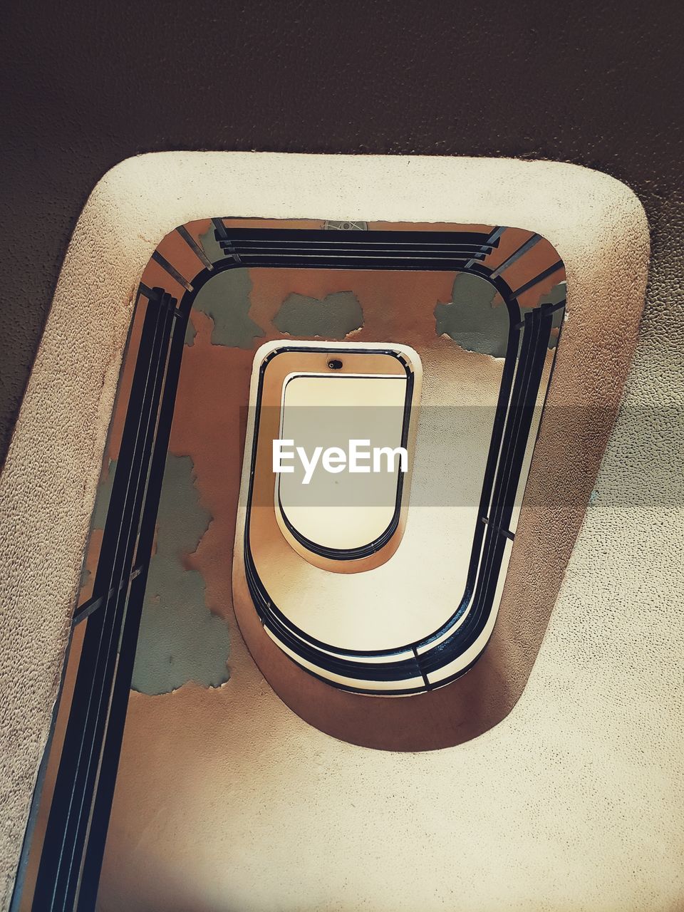 HIGH ANGLE VIEW OF EMPTY STAIRCASE
