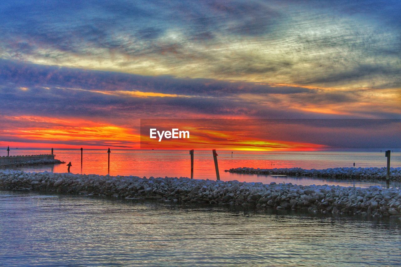 SCENIC VIEW OF SEA AGAINST SUNSET SKY